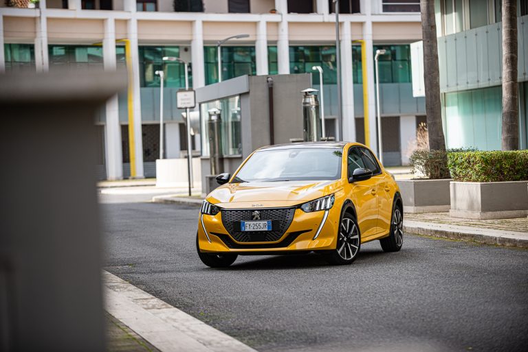 Peugeot 208 1.2 PureTech e 1.5 BlueHDi: la prova su strada