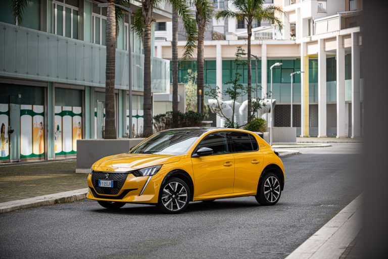 Peugeot 208 1.2 PureTech e 1.5 BlueHDi: la prova su strada