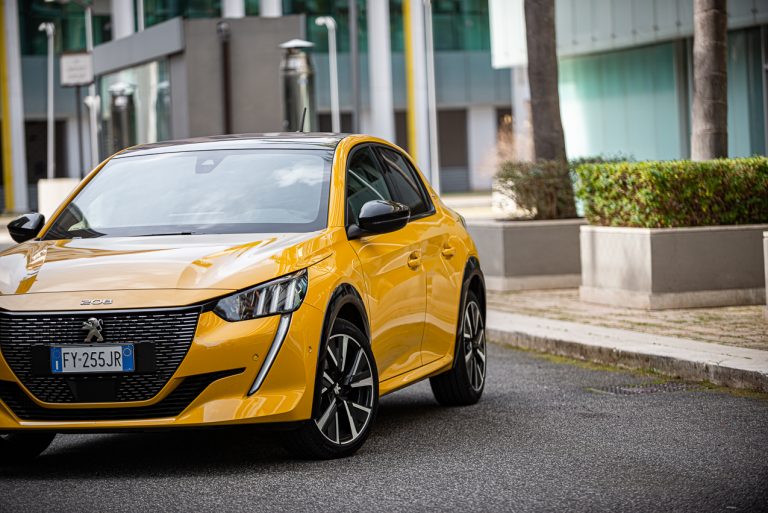 Peugeot 208 1.2 PureTech e 1.5 BlueHDi: la prova su strada