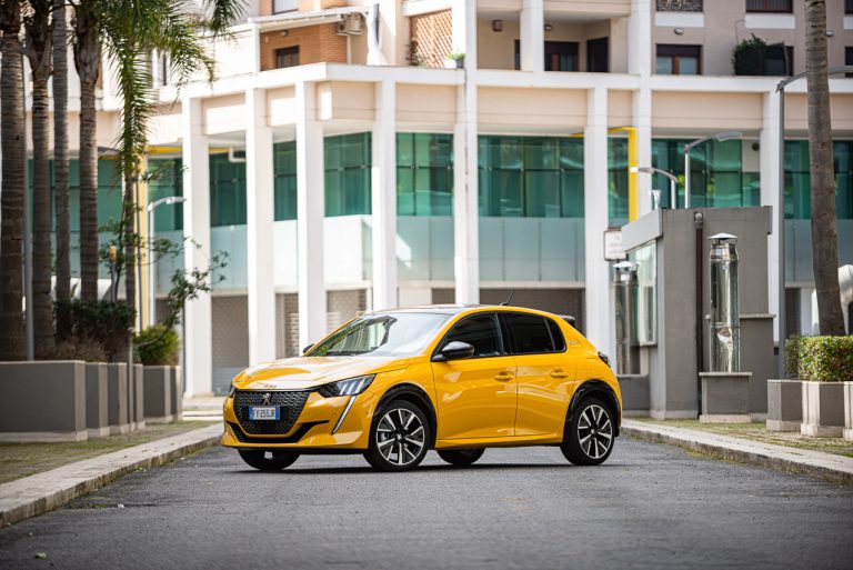Peugeot 208 1.2 PureTech e 1.5 BlueHDi: la prova su strada