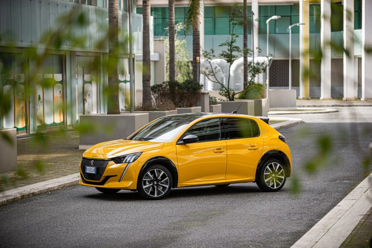 Peugeot 208 1.2 PureTech e 1.5 BlueHDi: la prova su strada