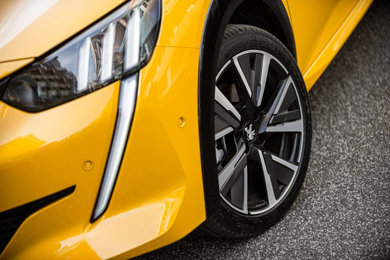 Peugeot 208 1.2 PureTech e 1.5 BlueHDi: la prova su strada