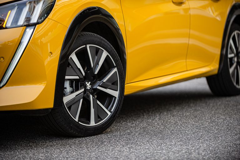 Peugeot 208 1.2 PureTech e 1.5 BlueHDi: la prova su strada
