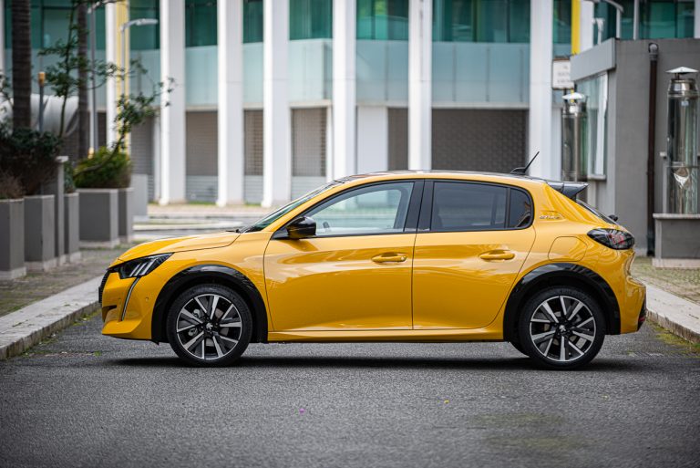 Peugeot 208 1.2 PureTech e 1.5 BlueHDi: la prova su strada