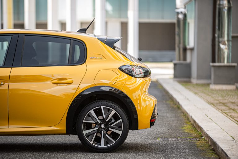 Peugeot 208 1.2 PureTech e 1.5 BlueHDi: la prova su strada