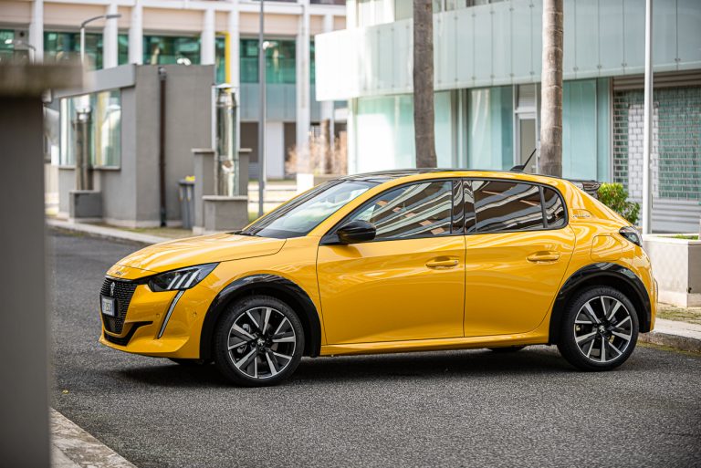 Peugeot 208 1.2 PureTech e 1.5 BlueHDi: la prova su strada