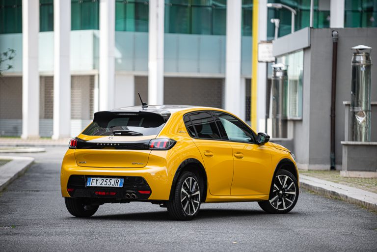 Peugeot 208 1.2 PureTech e 1.5 BlueHDi: la prova su strada