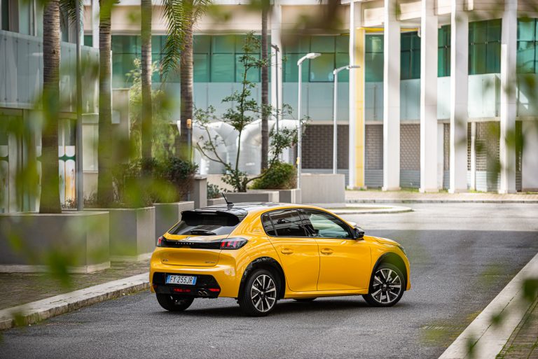 Peugeot 208 1.2 PureTech e 1.5 BlueHDi: la prova su strada