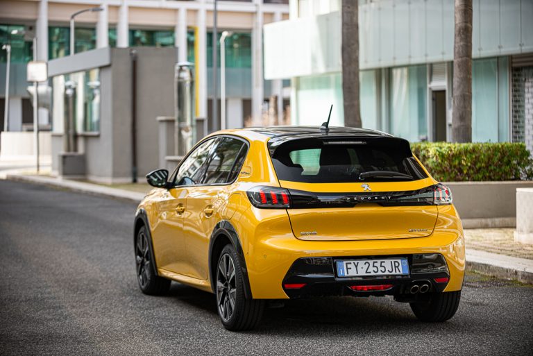 Peugeot 208 1.2 PureTech e 1.5 BlueHDi: la prova su strada