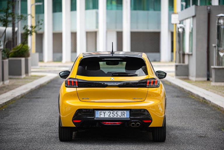 Peugeot 208 1.2 PureTech e 1.5 BlueHDi: la prova su strada