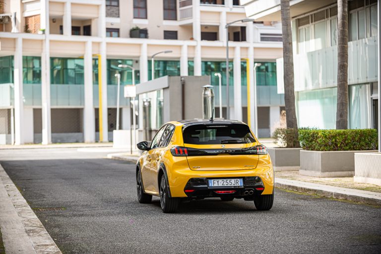 Peugeot 208 1.2 PureTech e 1.5 BlueHDi: la prova su strada