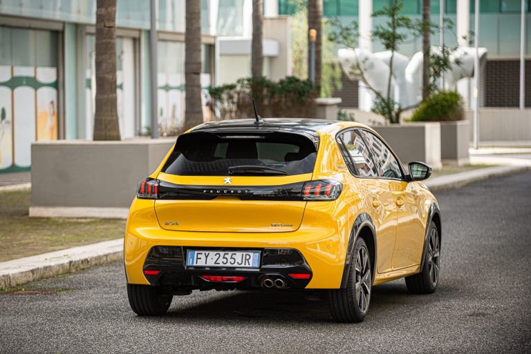 Peugeot 208 1.2 PureTech e 1.5 BlueHDi: la prova su strada
