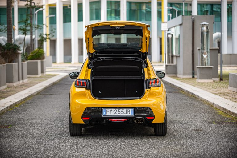 Peugeot 208 1.2 PureTech e 1.5 BlueHDi: la prova su strada
