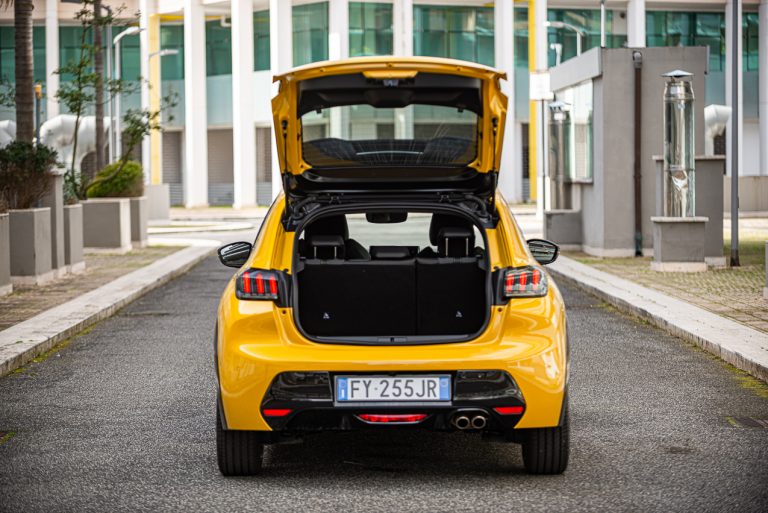 Peugeot 208 1.2 PureTech e 1.5 BlueHDi: la prova su strada