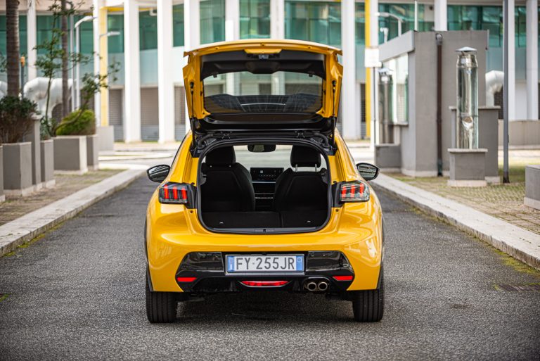 Peugeot 208 1.2 PureTech e 1.5 BlueHDi: la prova su strada