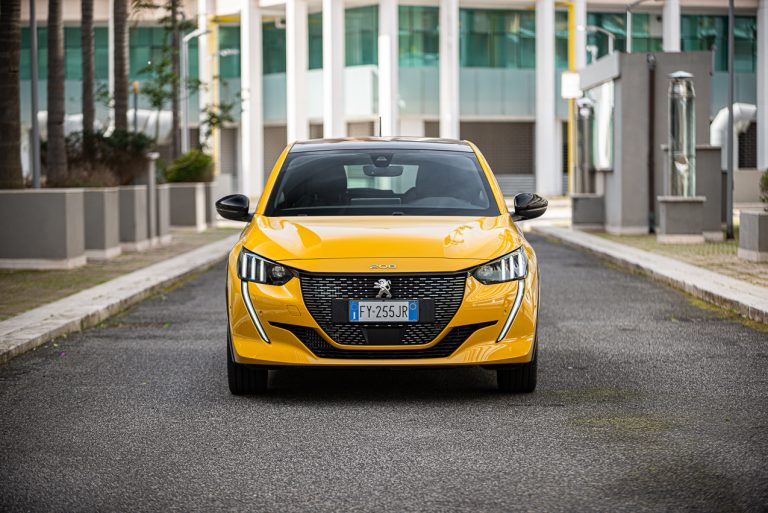 Peugeot 208 1.2 PureTech e 1.5 BlueHDi: la prova su strada