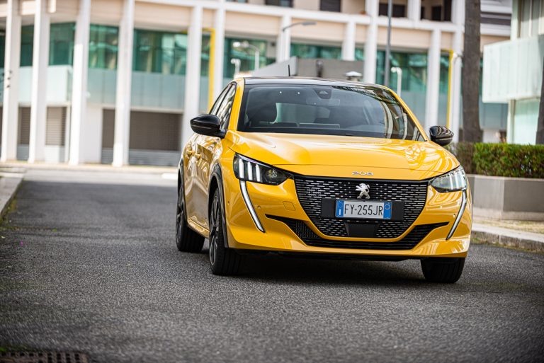 Peugeot 208 1.2 PureTech e 1.5 BlueHDi: la prova su strada