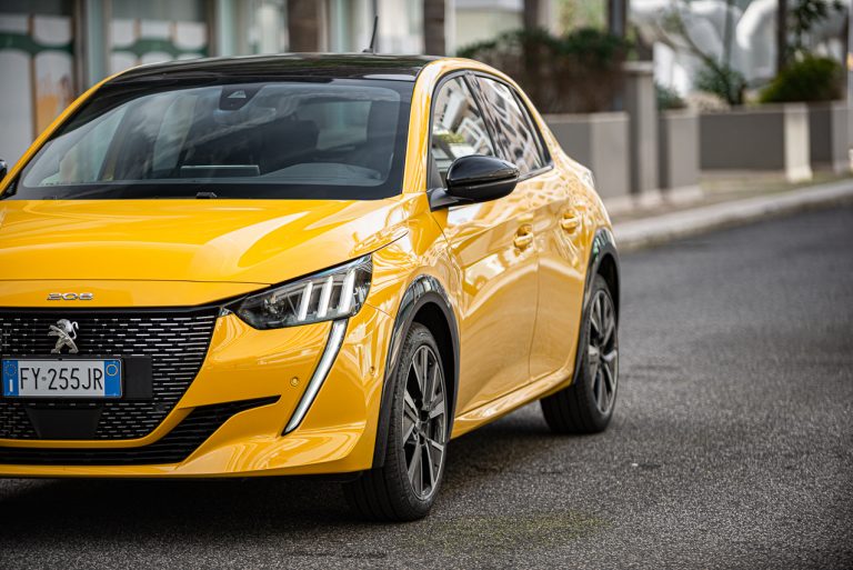 Peugeot 208 1.2 PureTech e 1.5 BlueHDi: la prova su strada