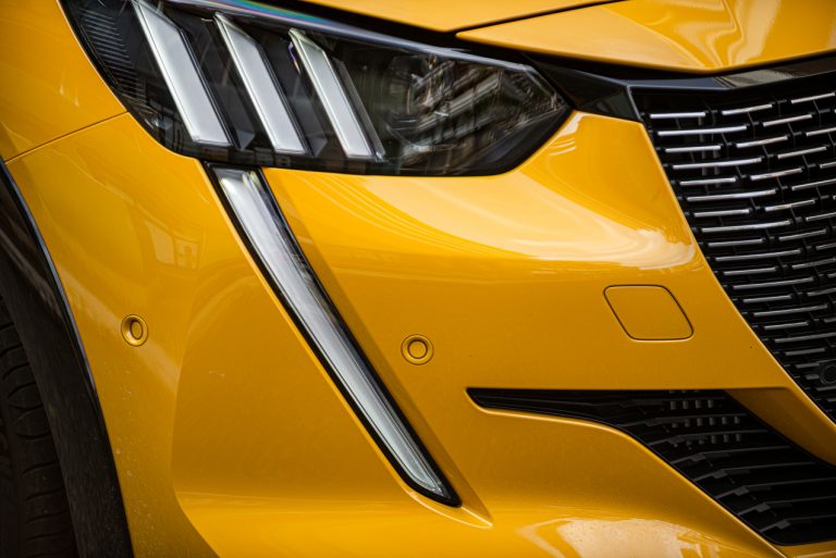 Peugeot 208 1.2 PureTech e 1.5 BlueHDi: la prova su strada