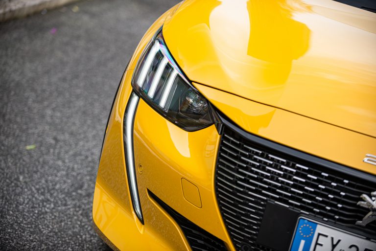 Peugeot 208 1.2 PureTech e 1.5 BlueHDi: la prova su strada