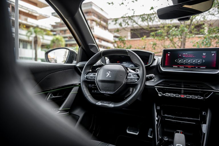 Peugeot 208 1.2 PureTech e 1.5 BlueHDi: la prova su strada
