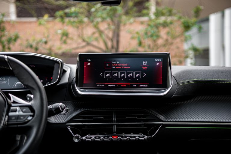 Peugeot 208 1.2 PureTech e 1.5 BlueHDi: la prova su strada