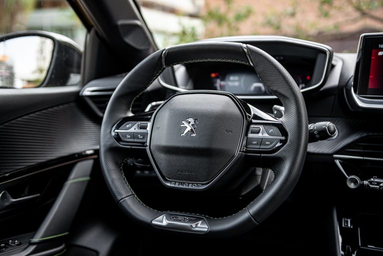 Peugeot 208 1.2 PureTech e 1.5 BlueHDi: la prova su strada
