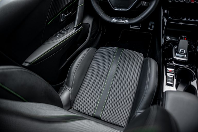 Peugeot 208 1.2 PureTech e 1.5 BlueHDi: la prova su strada
