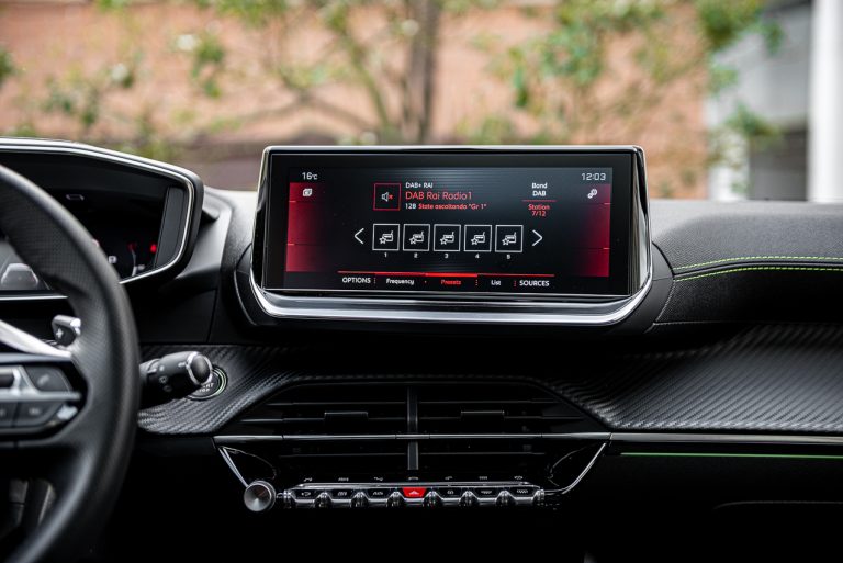 Peugeot 208 1.2 PureTech e 1.5 BlueHDi: la prova su strada