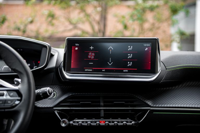 Peugeot 208 1.2 PureTech e 1.5 BlueHDi: la prova su strada