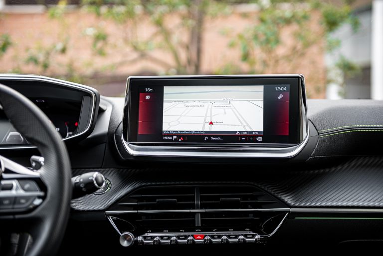 Peugeot 208 1.2 PureTech e 1.5 BlueHDi: la prova su strada