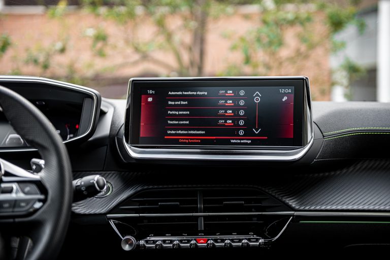 Peugeot 208 1.2 PureTech e 1.5 BlueHDi: la prova su strada