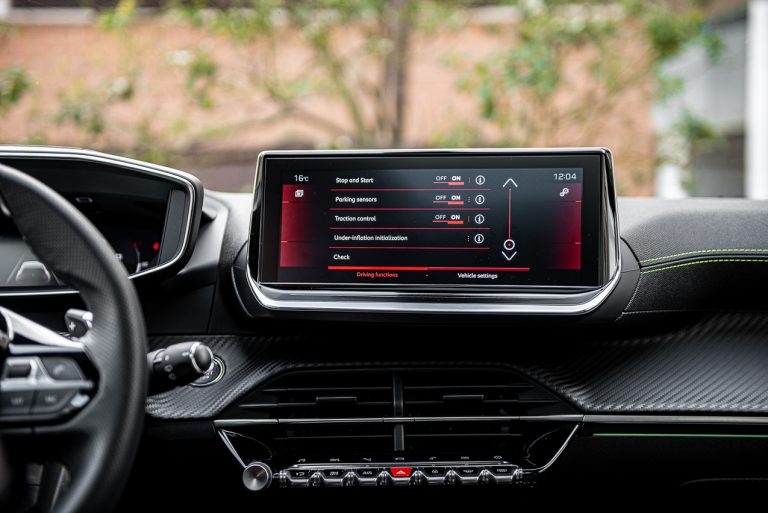 Peugeot 208 1.2 PureTech e 1.5 BlueHDi: la prova su strada