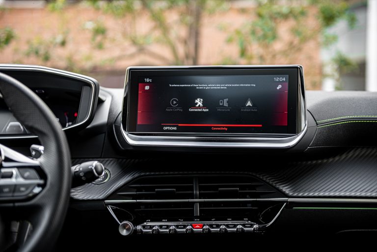 Peugeot 208 1.2 PureTech e 1.5 BlueHDi: la prova su strada