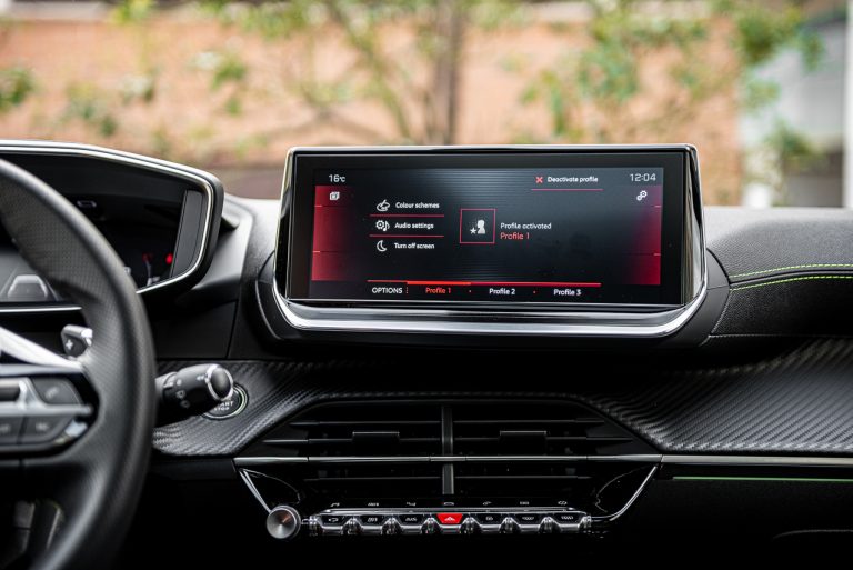 Peugeot 208 1.2 PureTech e 1.5 BlueHDi: la prova su strada