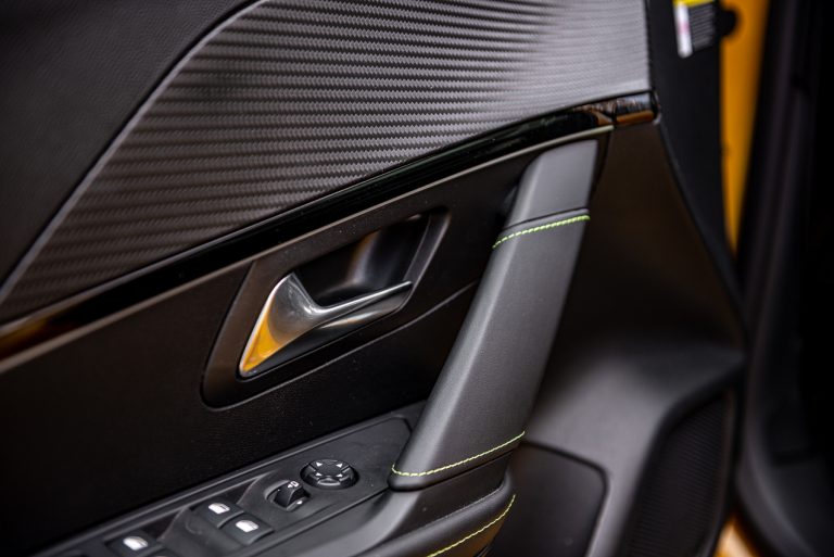 Peugeot 208 1.2 PureTech e 1.5 BlueHDi: la prova su strada