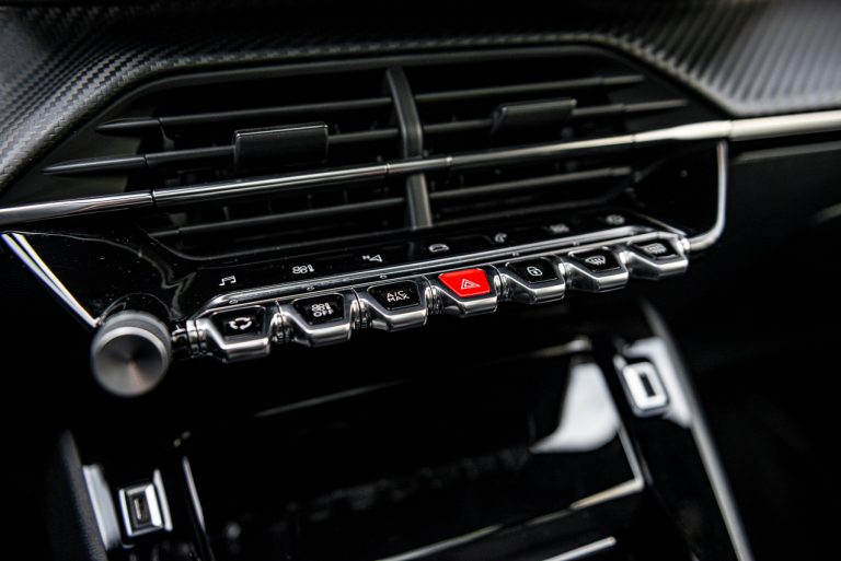 Peugeot 208 1.2 PureTech e 1.5 BlueHDi: la prova su strada