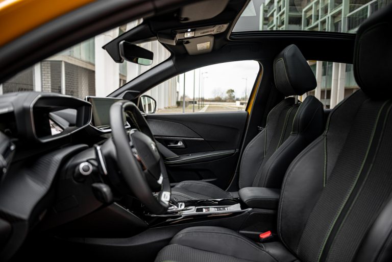 Peugeot 208 1.2 PureTech e 1.5 BlueHDi: la prova su strada
