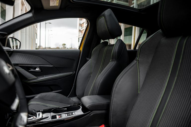 Peugeot 208 1.2 PureTech e 1.5 BlueHDi: la prova su strada