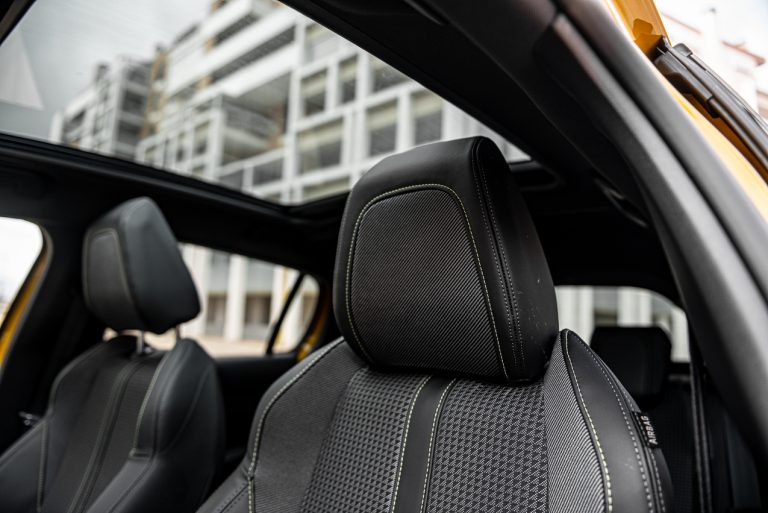 Peugeot 208 1.2 PureTech e 1.5 BlueHDi: la prova su strada