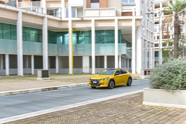 Peugeot 208 1.2 PureTech e 1.5 BlueHDi: la prova su strada