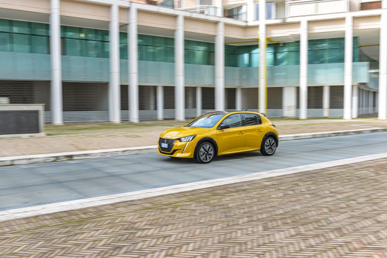 Peugeot 208 1.2 PureTech e 1.5 BlueHDi: la prova su strada