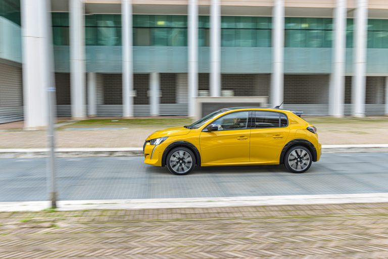 Peugeot 208 1.2 PureTech e 1.5 BlueHDi: la prova su strada
