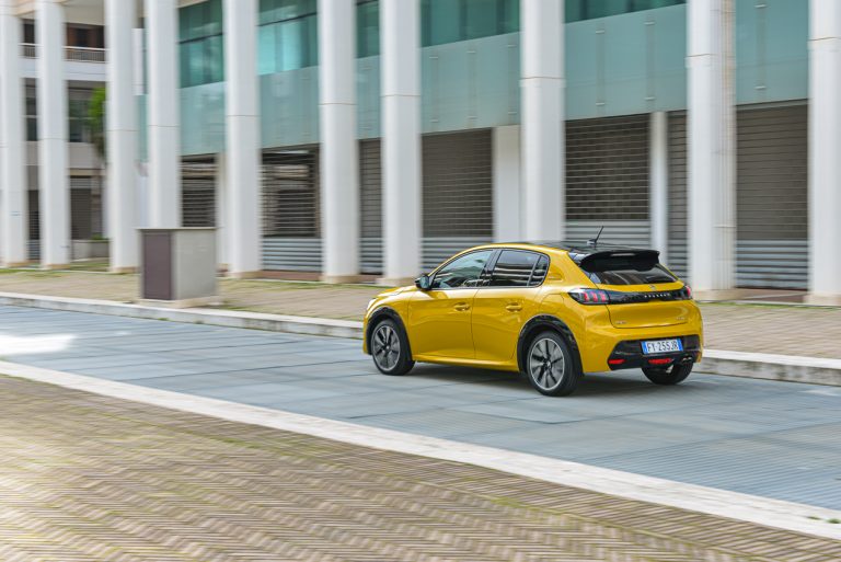 Peugeot 208 1.2 PureTech e 1.5 BlueHDi: la prova su strada