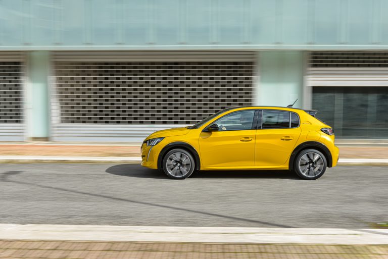 Peugeot 208 1.2 PureTech e 1.5 BlueHDi: la prova su strada