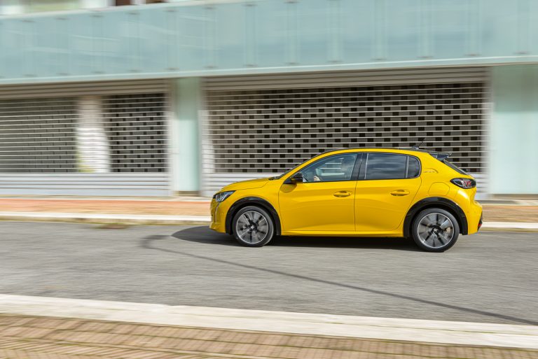Peugeot 208 1.2 PureTech e 1.5 BlueHDi: la prova su strada