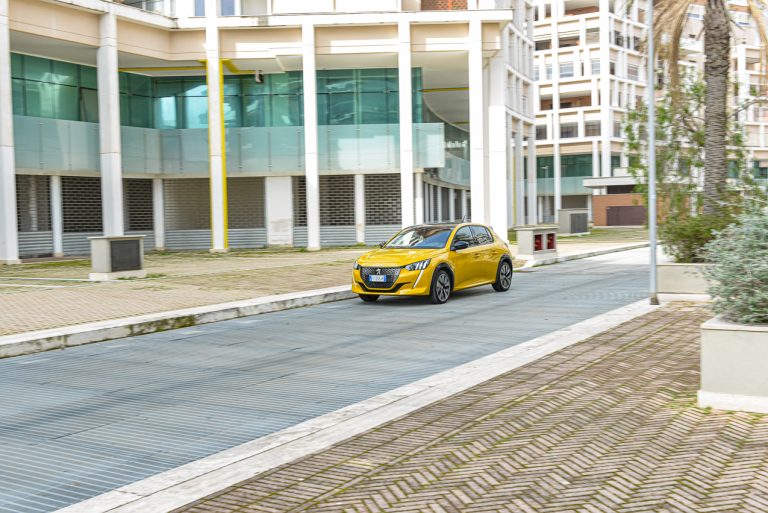 Peugeot 208 1.2 PureTech e 1.5 BlueHDi: la prova su strada