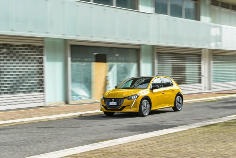 Peugeot 208 1.2 PureTech e 1.5 BlueHDi: la prova su strada