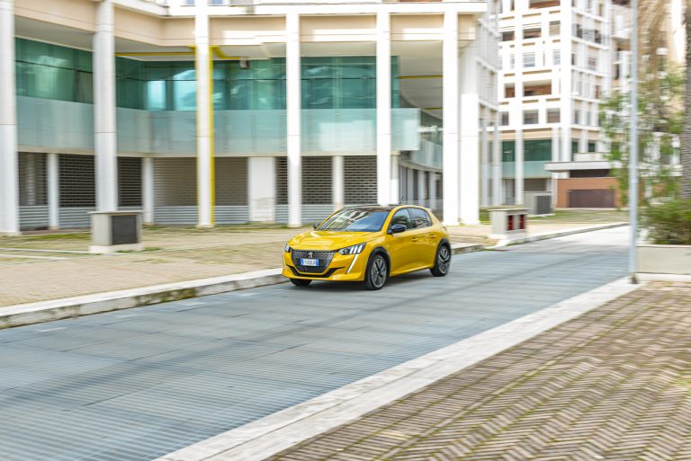 Peugeot 208 1.2 PureTech e 1.5 BlueHDi: la prova su strada