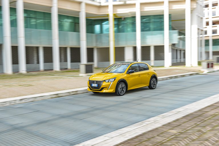 Peugeot 208 1.2 PureTech e 1.5 BlueHDi: la prova su strada